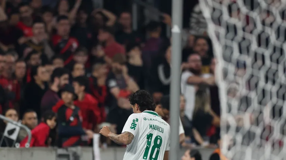 De costas, com a camisa 18, Maurício comemora seu gol diante da torcida do Athletico-PR na Arena da Baixada.